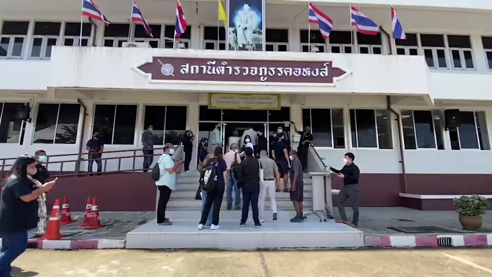 ตำรวจ 100 นายคุมเข้ม 9 แกนนำคาร์ม็อบหาดใหญ่เข้ารับทราบข้อกล่าวหา