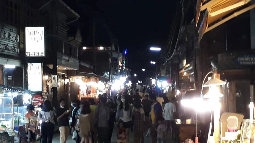 นักท่องเที่ยวนับพันทะลักเที่ยวเมืองเชียงคานช่วงวันหยุดยาว