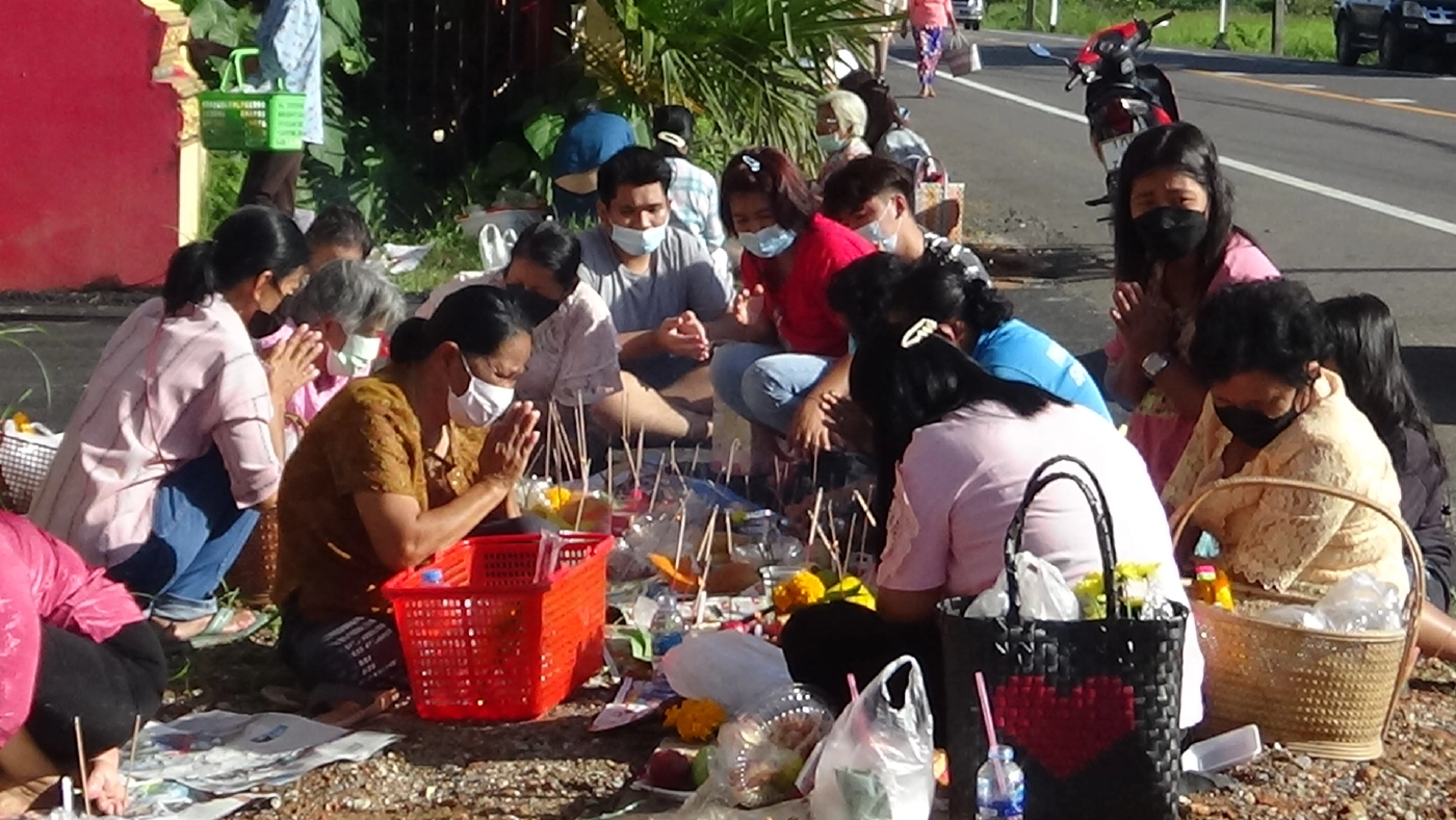 ชาวตรังพร้อมใจทำพิธีส่งตายายรูปแบบใหม่