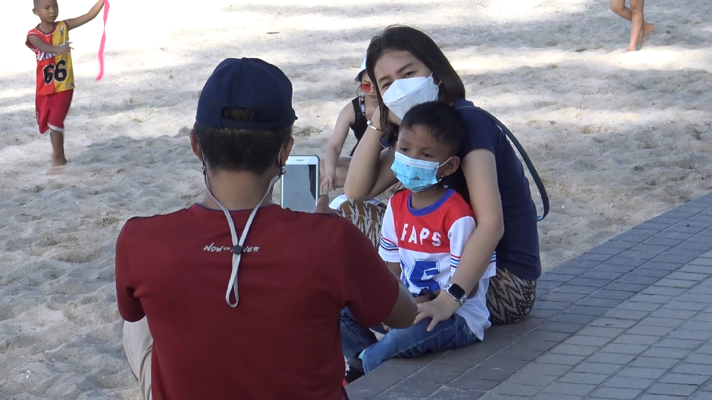 นักท่องเที่ยวเต็มหาดสมิหลาสงขลาช่วงหยุดยาว