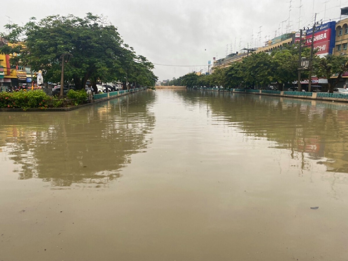 น้ำท่วมรอบองค์พระปฐม-เขตเทศบาลสูง 30 ซม. หลังฝนถล่มนาน 10 ชม.