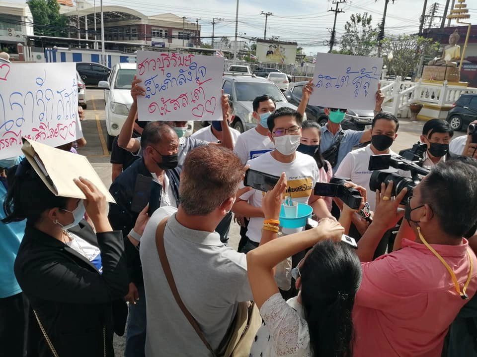 "เต้ มงคลกิตติ์" มอบตัวหมิ่น "ศักดิ์สยาม" ถือขันยอมติดคุกไม่มีเงินประกัน