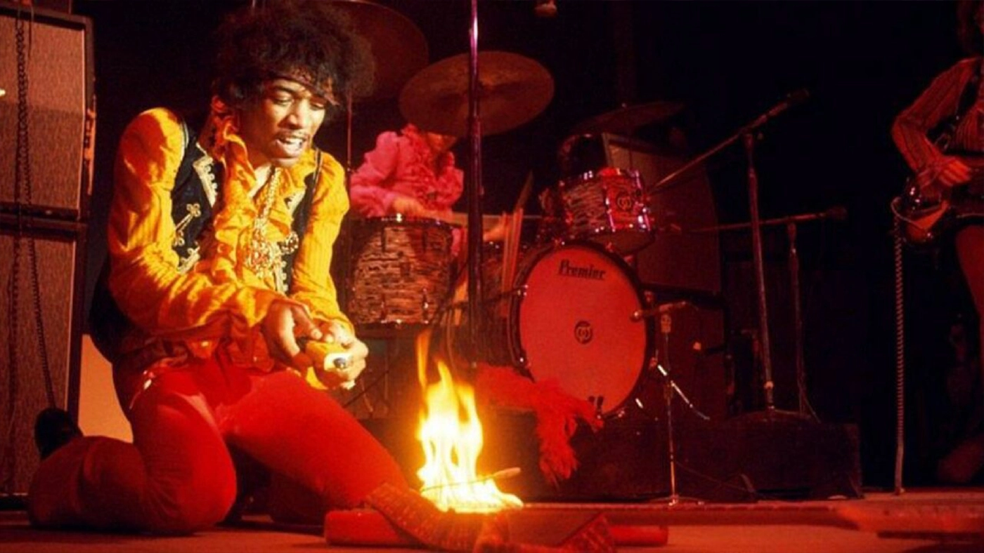 Jimi Hendrix เผากีตาร์