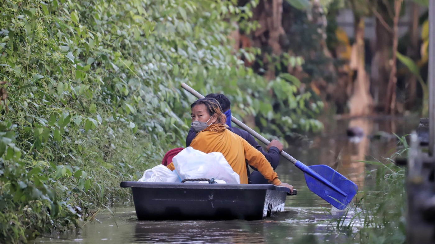 ปลัดกระทรวงการคลัง ลงพื้นที่มอบถุงยังชีพชุมชนริมน้ำ