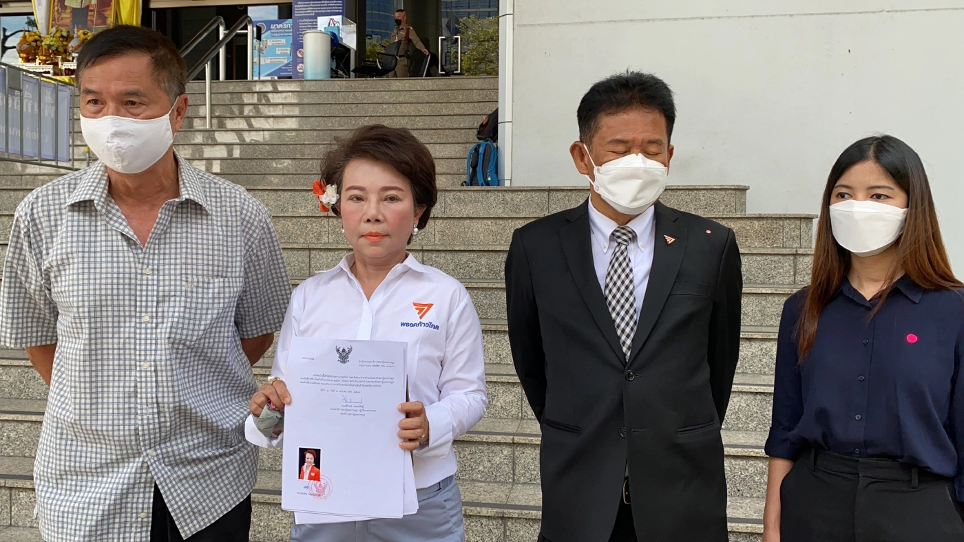 “เจี๊ยบ อมรัตน์” พา “ส.ส.ก้าวไกล” ใช้ตำแหน่งประกัน 5 แกนนำม็อบคดี 112