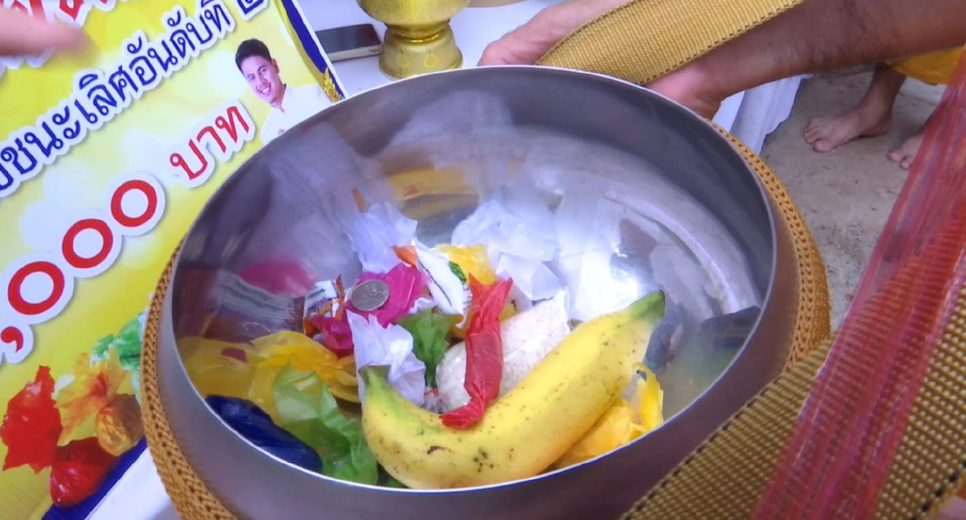 หนึ่งเดียวในโลก ชาวไทยเบิ้งลพบุรี สืบสานประเพณี 100 ปี ตักบาตรลูกอม