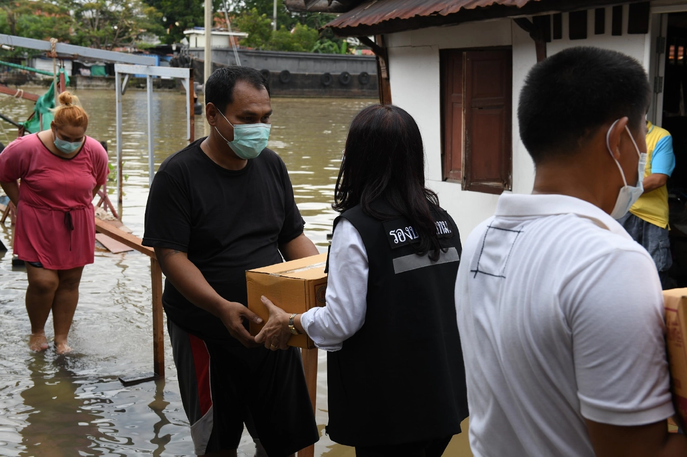 รองปลัด กทม.ลงพื้นที่บางกอกน้อย ช่วยเหลือประชาชนริมแม่น้ำเจ้าพระยา