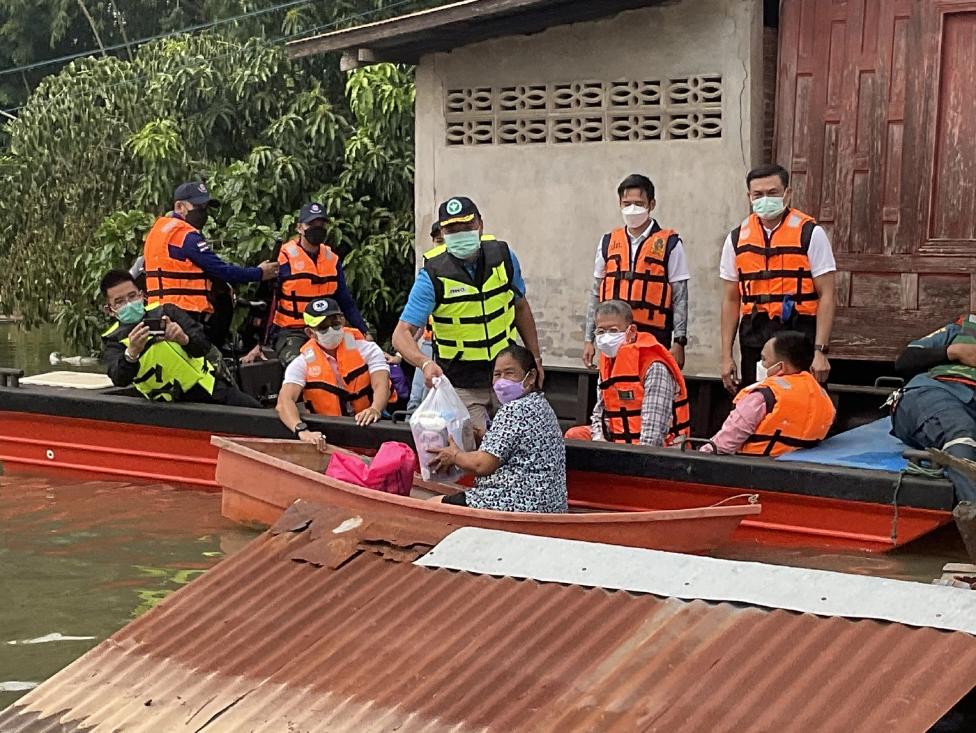 อนุทิน นำคณะลงพื้นที่มอบถุงยังชีพแก่ประชาชนผู้ได้รับผลกระทบ