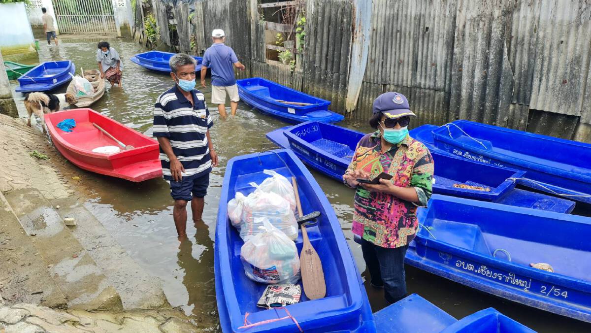 สส.ขับ 6 ล้อบรรทุกถุงยังชีพ ลุยแจกชาวบ้านถูกน้ำท่วม