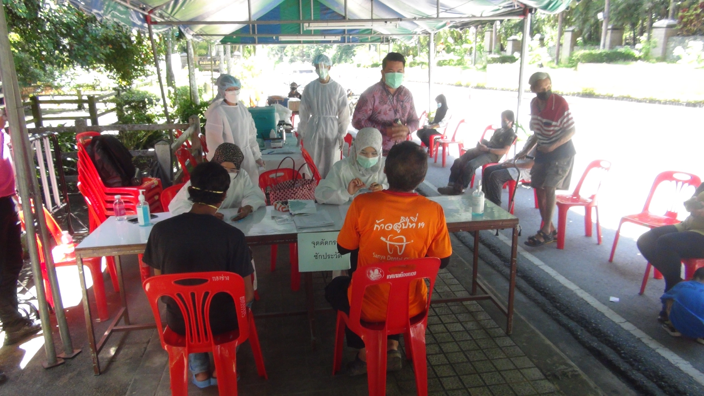 นอภ.เบตง ลุยเคาะประตูบ้านปชช.เร่งฉีดวัคซีน