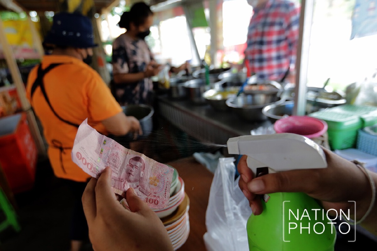 ยุคโควิด-19แม่ค้าข้าวแกงหาดใหญ่ล้างธนบัตรก่อนเก็บ