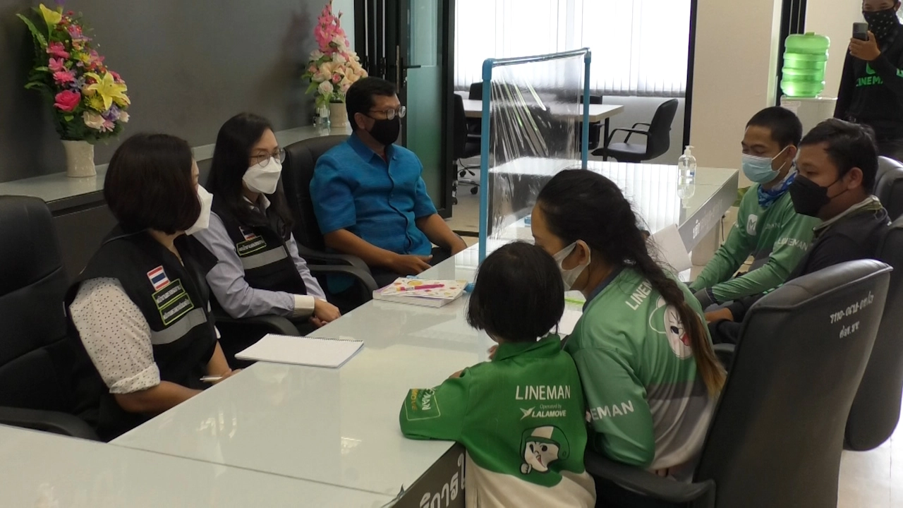 ไรเดอร์ไลน์แมนรวมตัวยื่นหนังสือ6ข้อผ่านศูนย์ดำรงธรรม