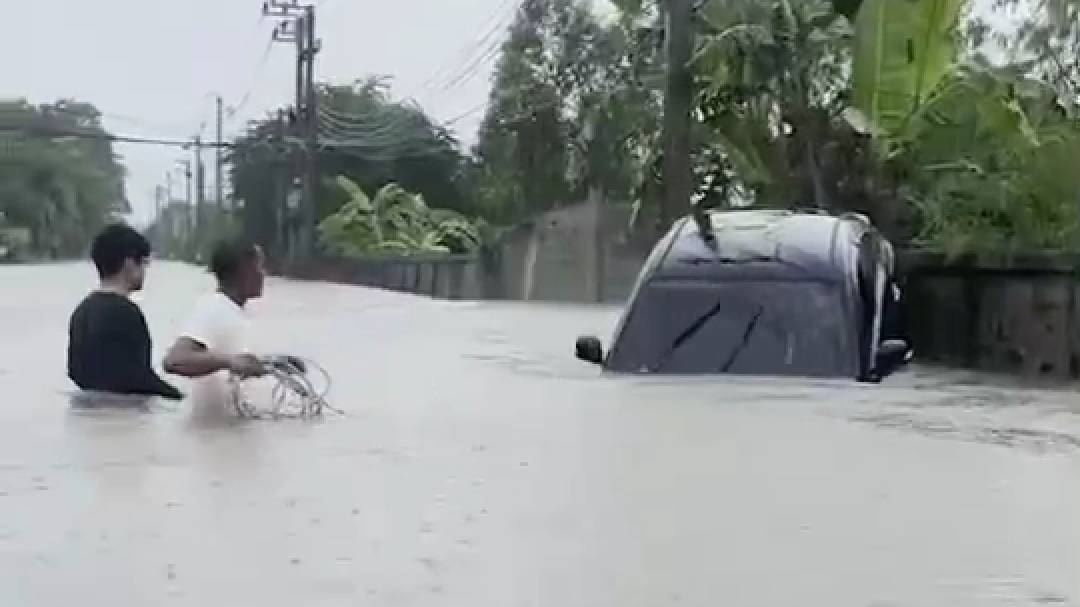 ระทึกน้ำป่าไหลเชี่ยวพัดรถเก๋งมีคนติดด้านในโชคดีออกมาได้