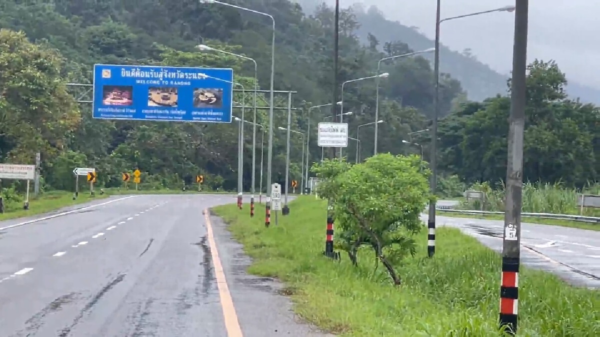 ระนองฝนตกทั้งคืน ดินถล่มปิดเส้นทางสายหลัก จนท.เร่งเคลียร์พื้นที่