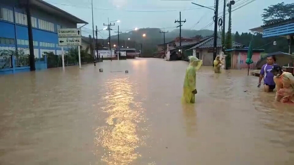 ระนองน้ำท่วมหลายพื้นที่ดินถล่มเส้นทางสัญจรไม่ได้