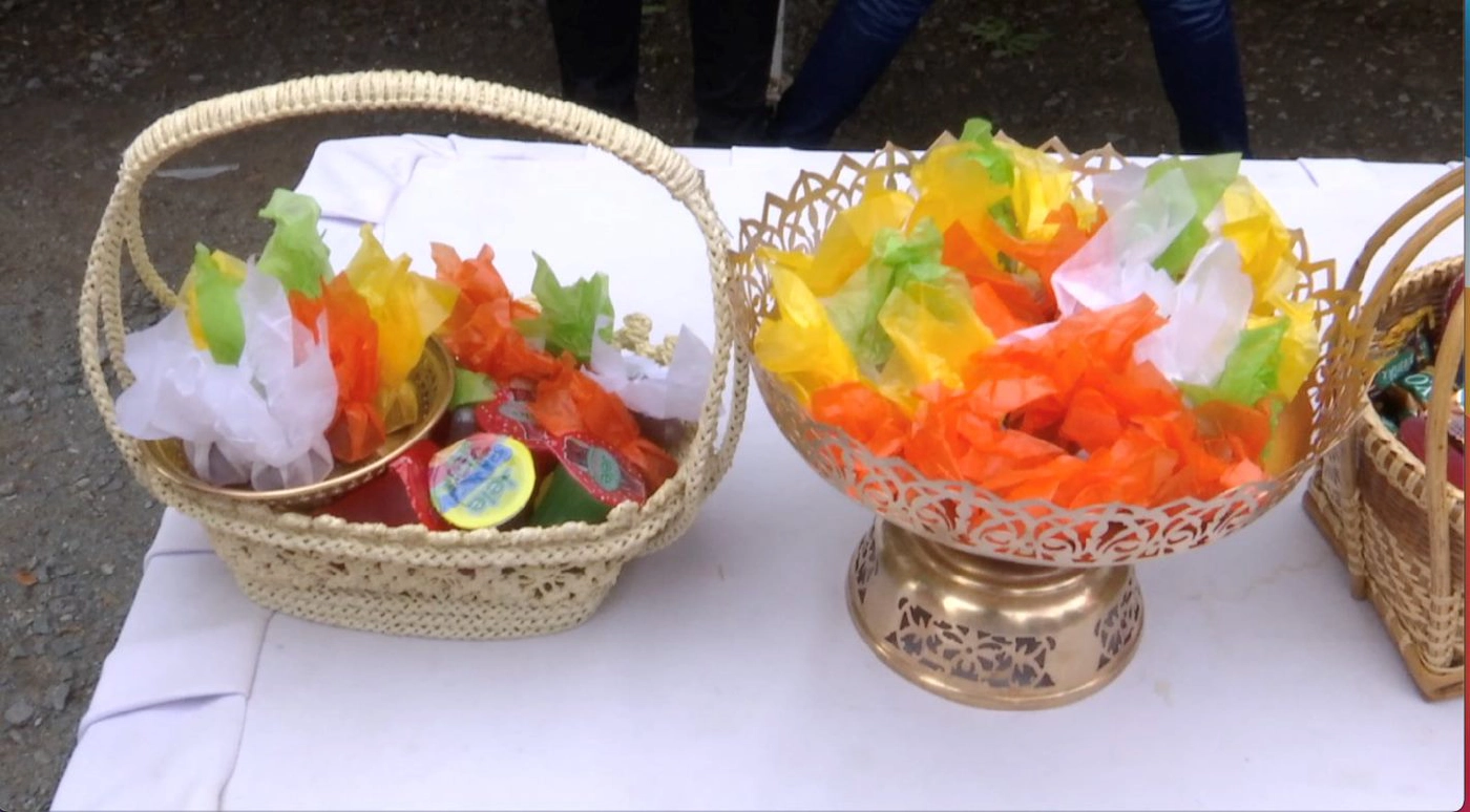 หนึ่งเดียวในโลก ชาวไทยเบิ้งลพบุรี สืบสานประเพณี 100 ปี ตักบาตรลูกอม