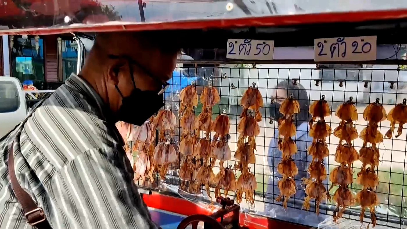 ตุ๊กตุ๊กหาดใหญ่เร่ขาย ‘หมึกย่าง‘ รับ 1.2 หมื่น/เดือน