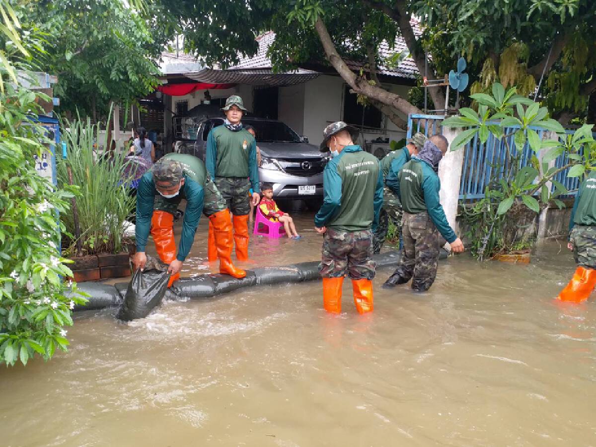 ทหารและกู้ภัยเร่งช่วยชาวบ้านขนของหนีน้ำ