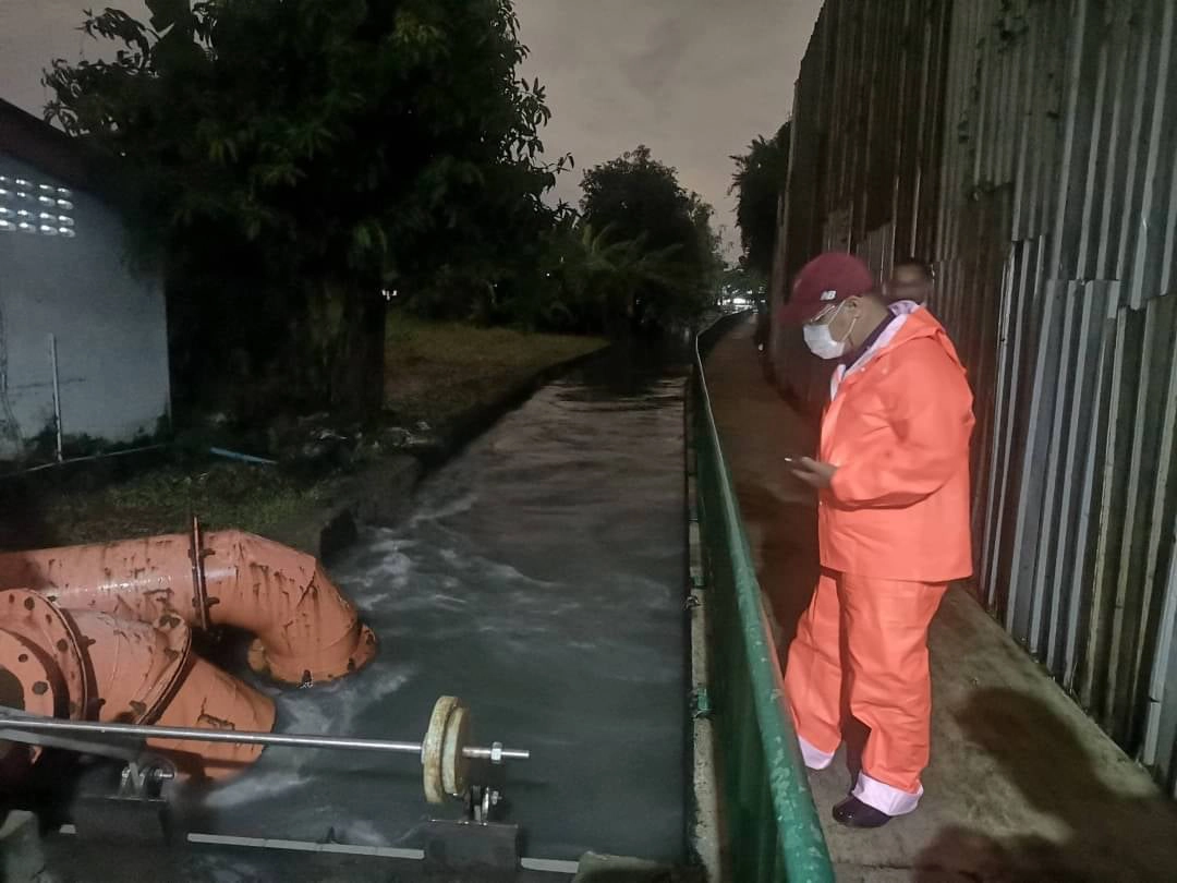 หลายเขตพร้อมรับสถานการณ์ฝน เร่งช่วยเหลืออำนวยความสะดวกให้กับประชาชน