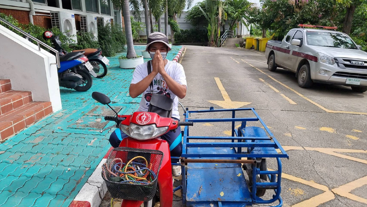 จับหนุ่มขับรถซาเล้งพ่วงข้างซิ่งยกล้อโชว์กลางถนน เจอ 4 ข้อหา