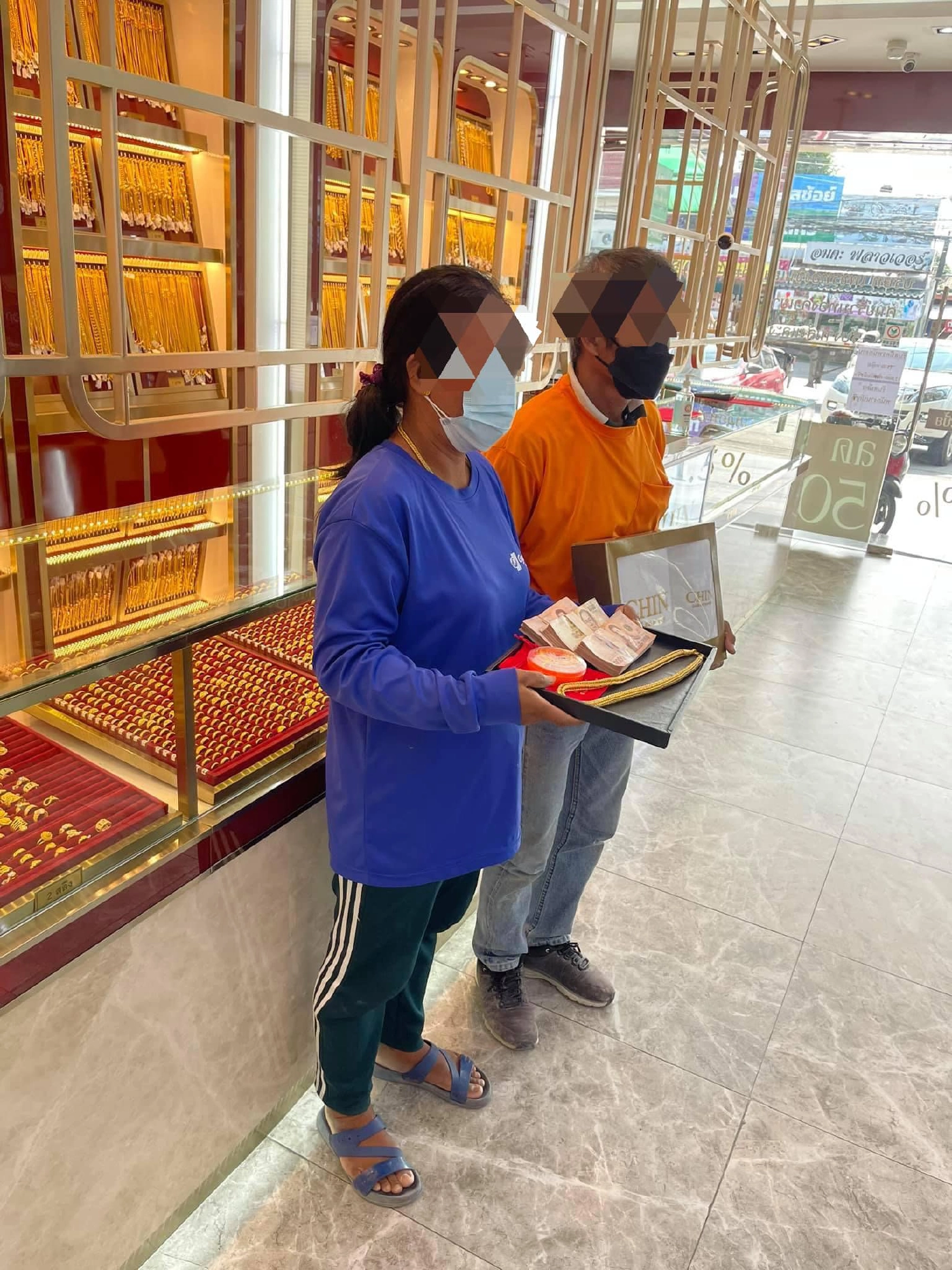 โซเชียลฮือฮา ! ร้านทองโพสต์ “ลุง-ป้า”แต่งตัวโทรมซื้อทอง 10 บาท ไม่ต่อสักคำ