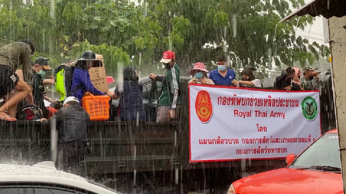 นายกฯท่าพระ สั่งอพยพชาวบ้านจัดสรรชุดสุดท้าย ก่อนน้ำหนุนสูงรถเข้าไม่ได้