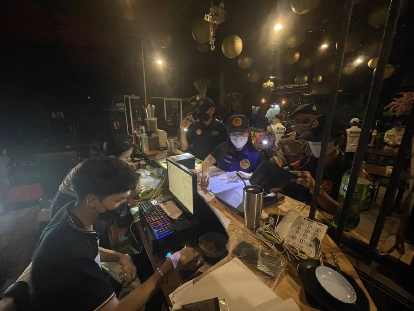 งามหน้า บุกจับสถานบริการฝ่าฝืน พ.ร.ก. ฉุกเฉิน กลางเมืองโคราช