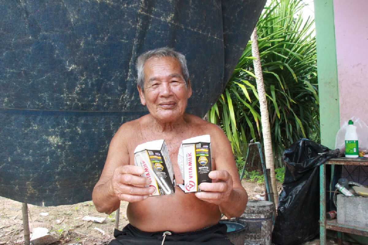 โจรสาวแสบทำทีตีสนิทก่อนใช้อุบายขอเข้าห้องน้ำแอบฉกเงินเบี้ยคนแก่