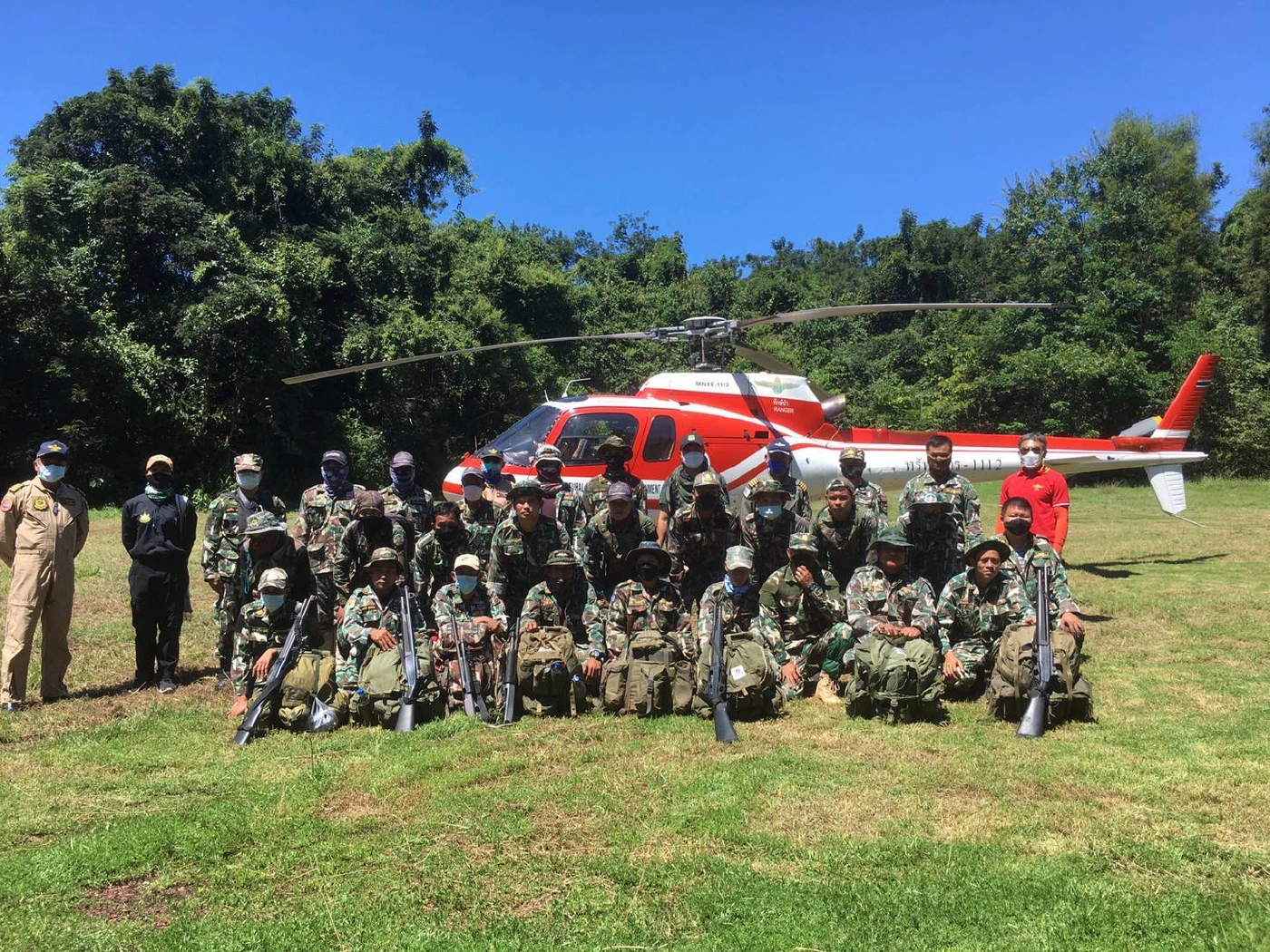 ประทับใจ ! ฝูงนกเงือกนับร้อย บินผ่านเฮลิคอปเตอร์ ระหว่างบินสำรวจผืนป่า