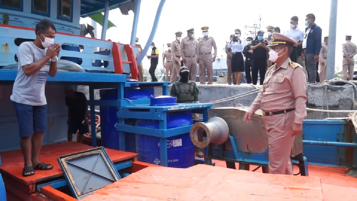จับเรือประมงดัดแปลงลักลอบขนน้ำมันเถื่อน 35,000 ลิตร