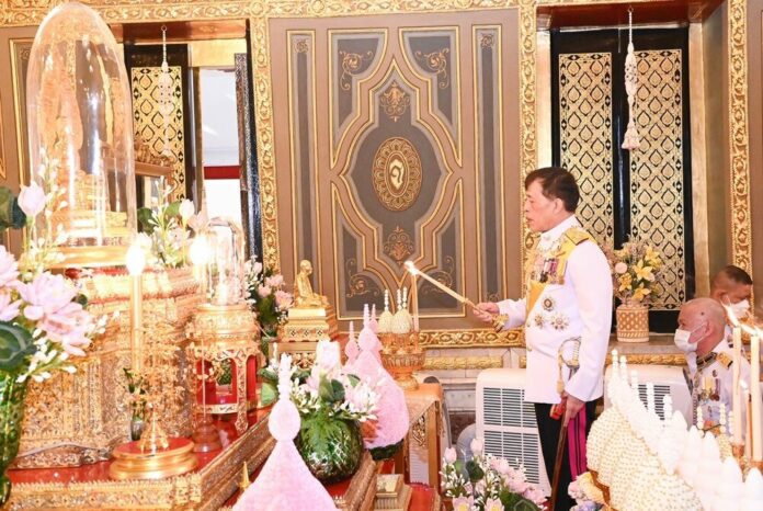 ในหลวง ทรงบำเพ็ญพระราชกุศลถวายผ้าพระกฐิน วัดราชบพิธฯ-วัดพระเชตุพนฯ