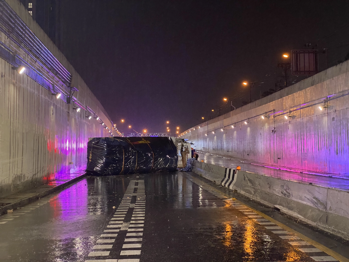 สิบล้อพลิกคว่ำ ปิดทางลอดอุโมงค์แยกเกษตร