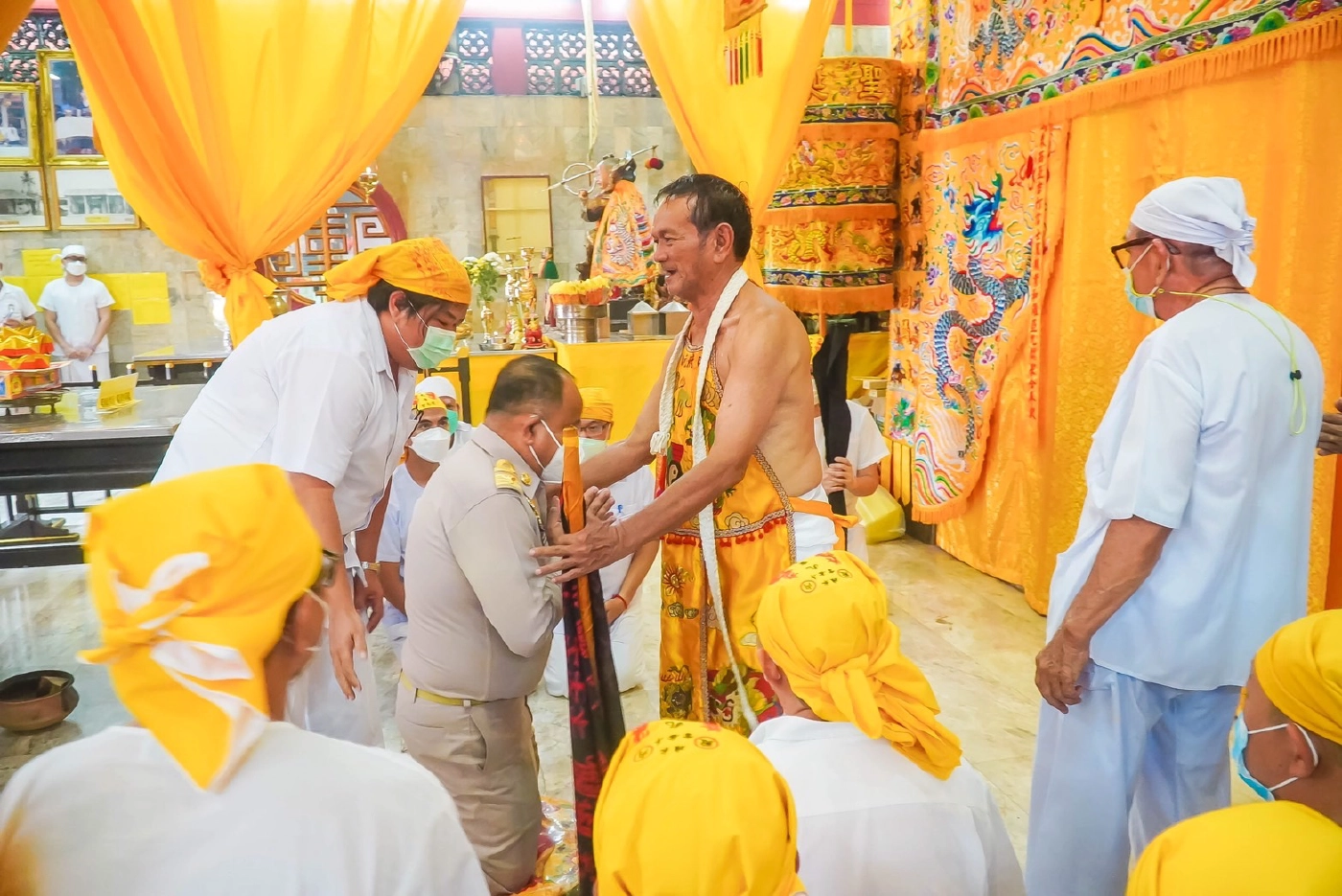 เริ่มแล้ว!! ภูเก็ตจัดพิธียกเสาโกเต้งและตะเกียงศักดิ์สิทธิ์ขึ้นสู่ยอดเสา