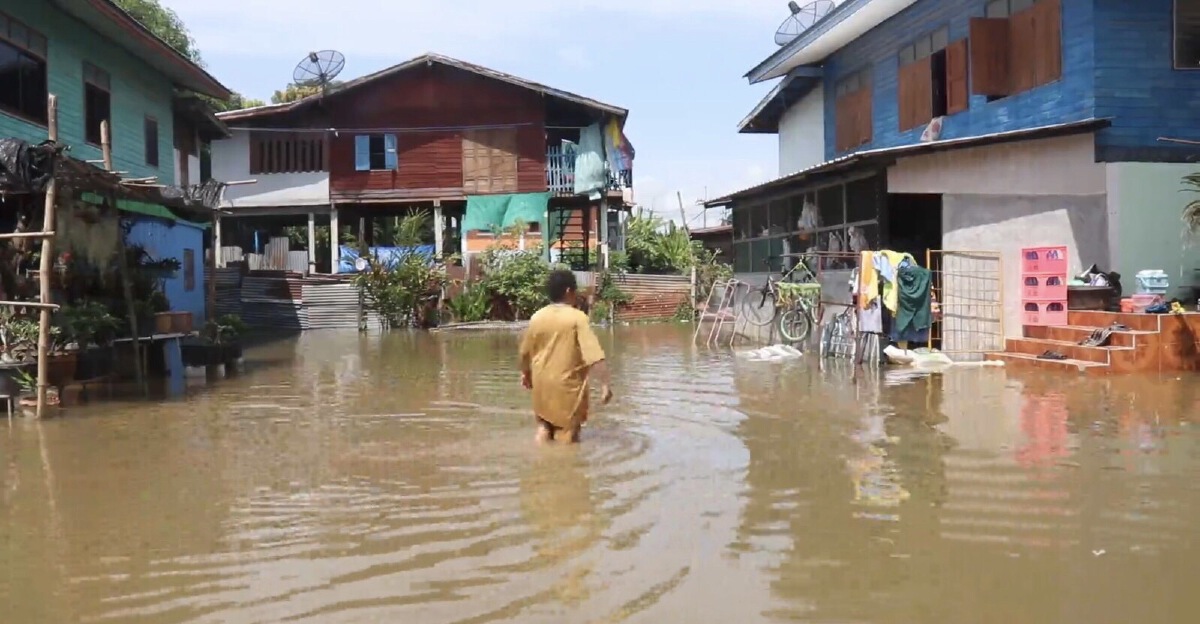 แม่น้ำยมจากตอนบน เข้าท่วมบ้านเรือนกว่า 20 หลังคาเรือน