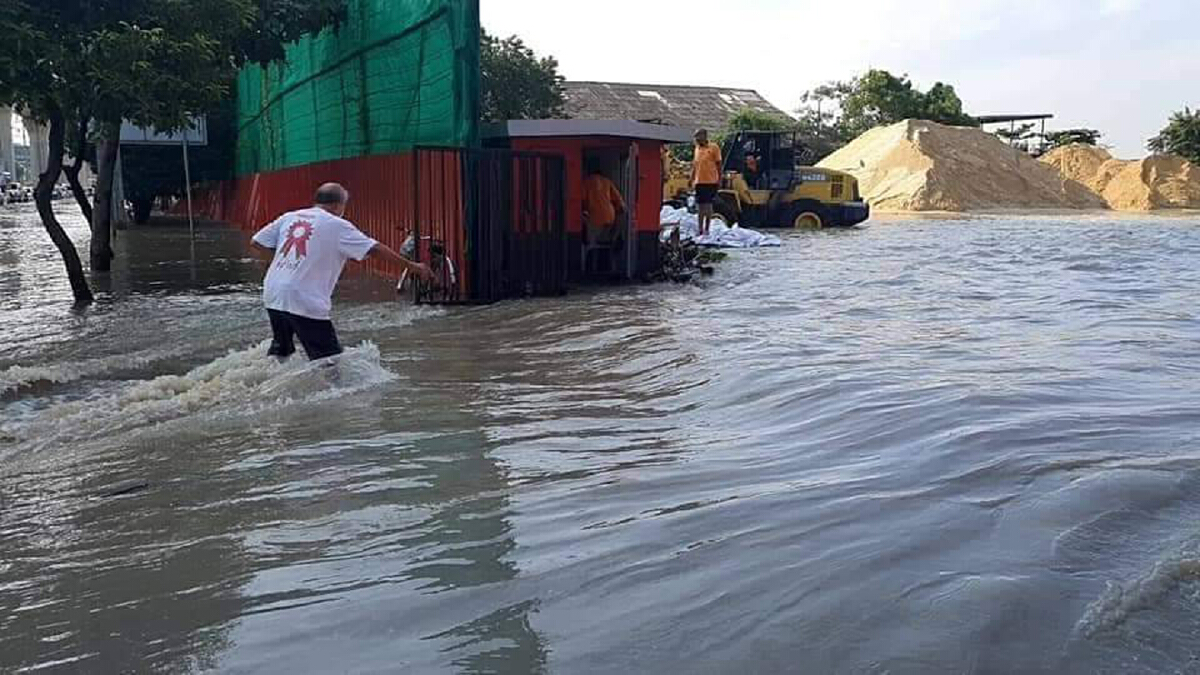 น้ำทะเลหนุนสูงทะลักเข้าท่วมถนน-ตลาดและวัดย่านปากน้ำ