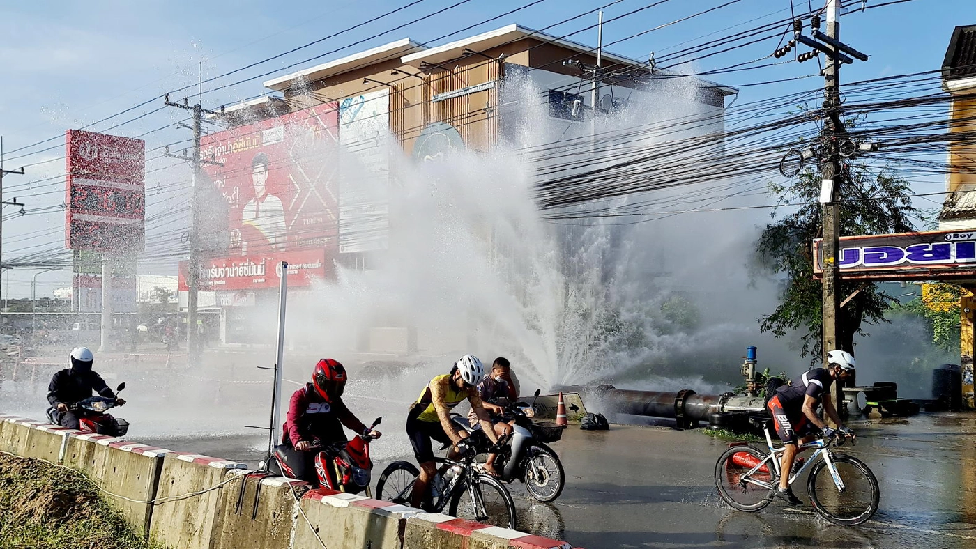 ชาวสัตหีบแตกตื่น ท่อประปาขนาดใหญ่แตกน้ำพุ่งสูง 3-5 เมตรทั่วถนนหลวง