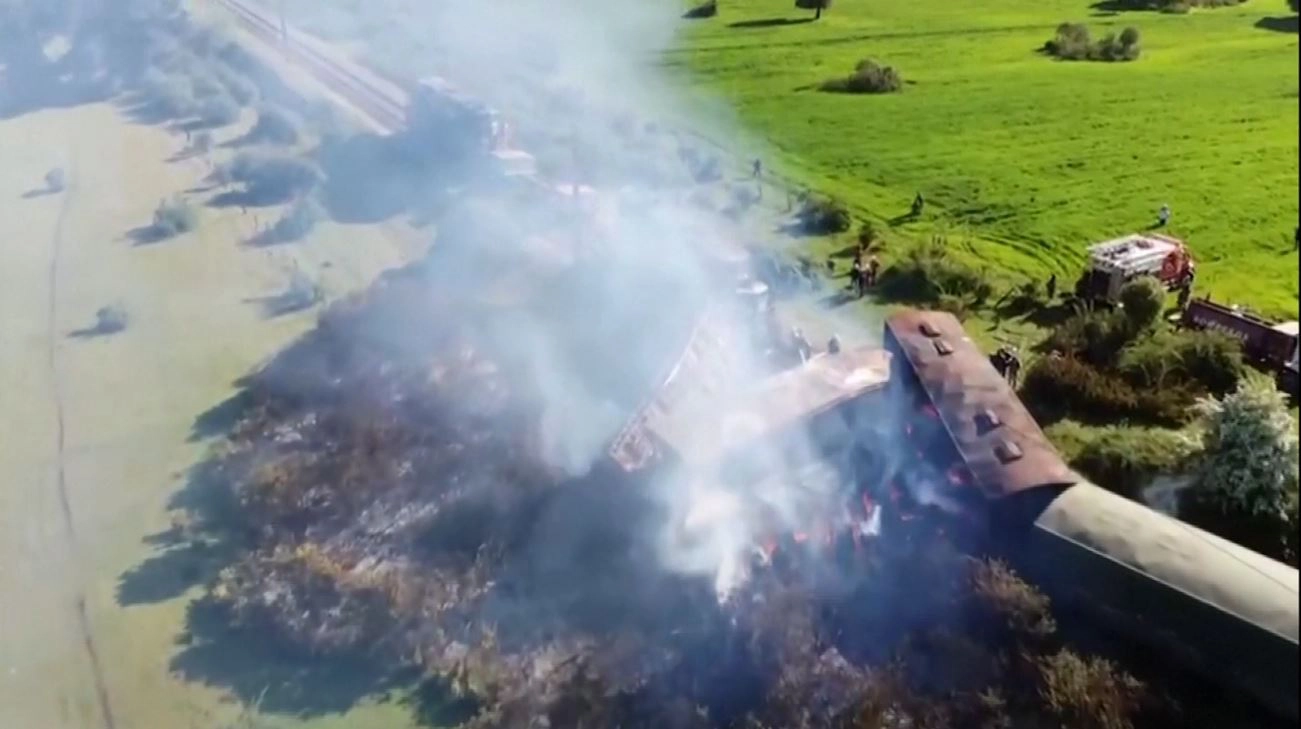 ชนพื้นเมืองชิลีโจมตีรถไฟจนตกราง ก่อนจุดไฟเผา