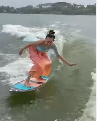 "แซมมี่ เคาวเวลล์" รับเทศกาลลอยกระทงแต่งเป็นนางนพมาศ เล่นเซิร์ฟบอร์ด