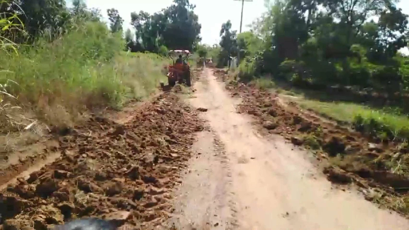 หลังน้ำท่วมลดชาวห้วยต้อนทนรอไม่ไหวลงขันซ่อมถนนพังกันเอง