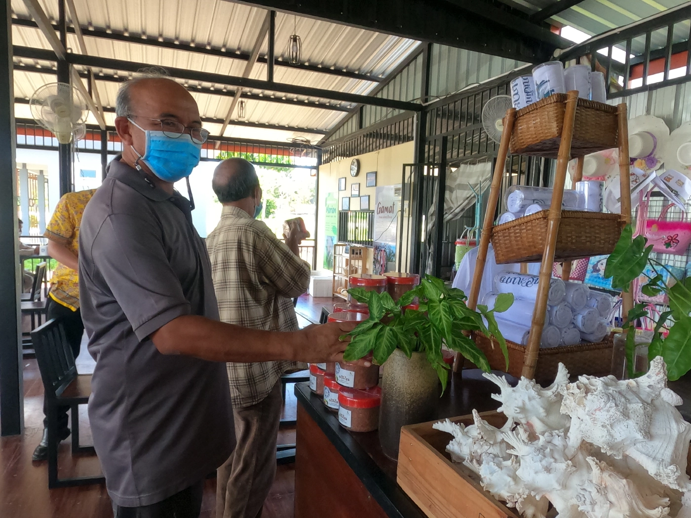 ยกทะเลมาไว้บนบกเสิร์ฟ ซาซิมิหอยสังข์ยักษ์