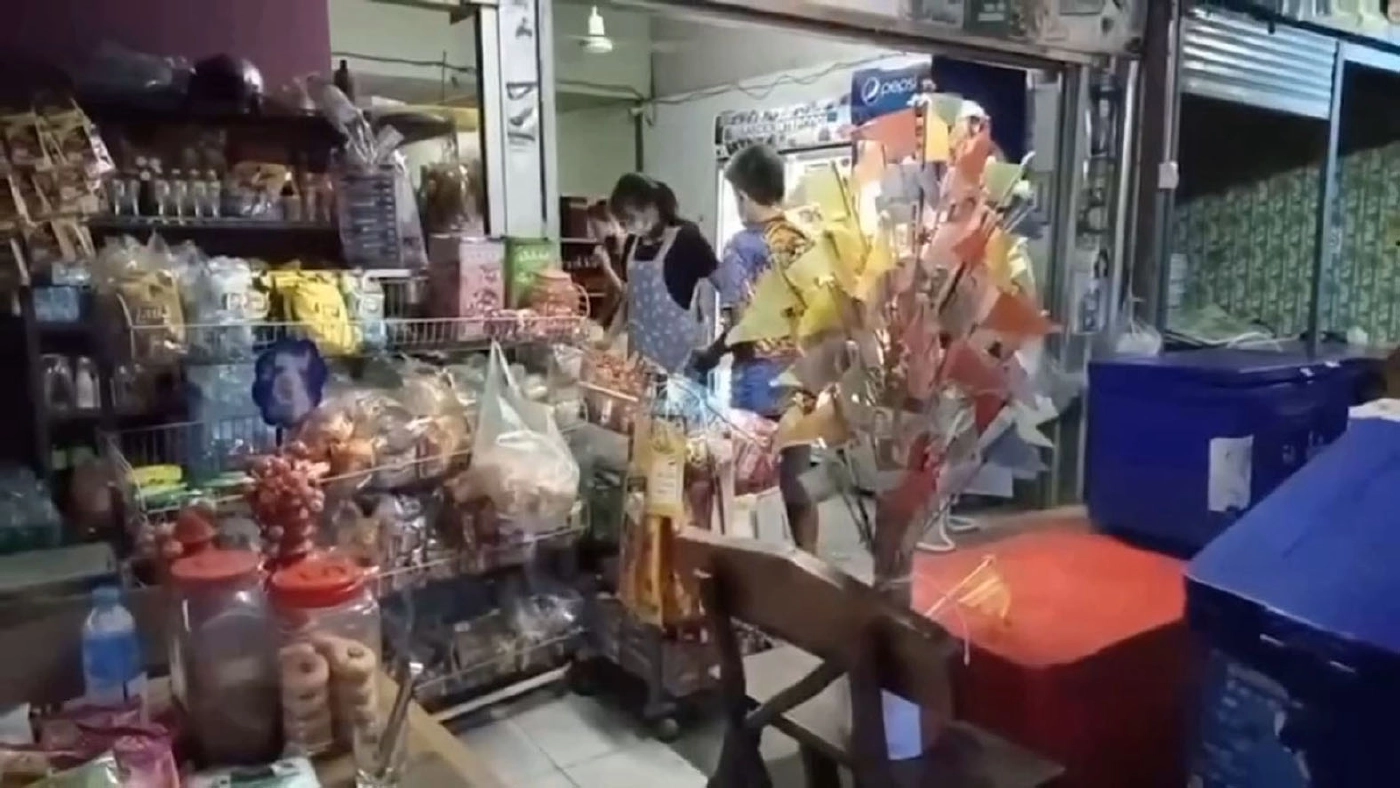 หนุ่มแสบตีเนียน ทำทีขอซื้อน้ำแข็งแอบฉกเงินยอดต้นกฐิน