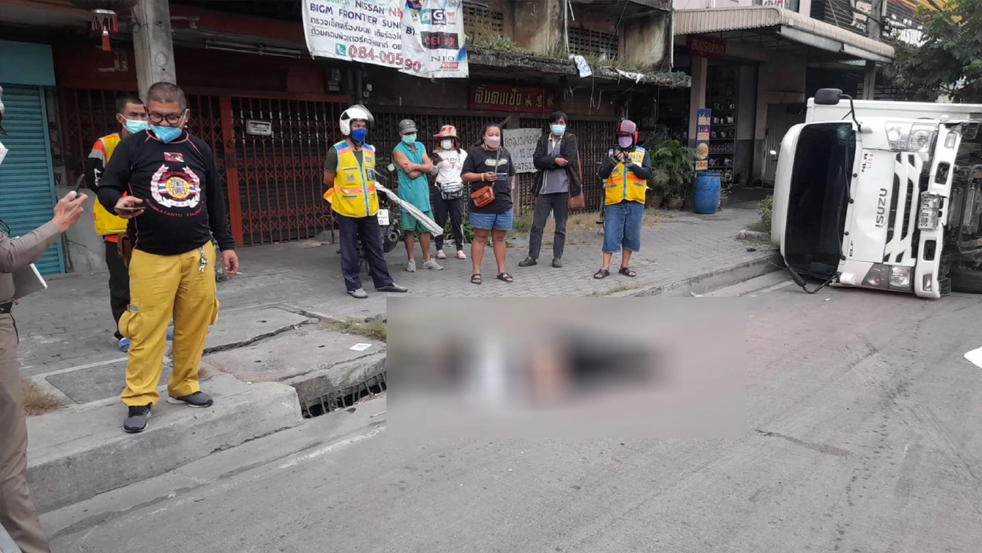 แม่ค้าล็อตเตอรี่ขี่ รถ.จยย.ยูเทิร์นจเข้าซอย รถบรรทุกชนดับอนาถ