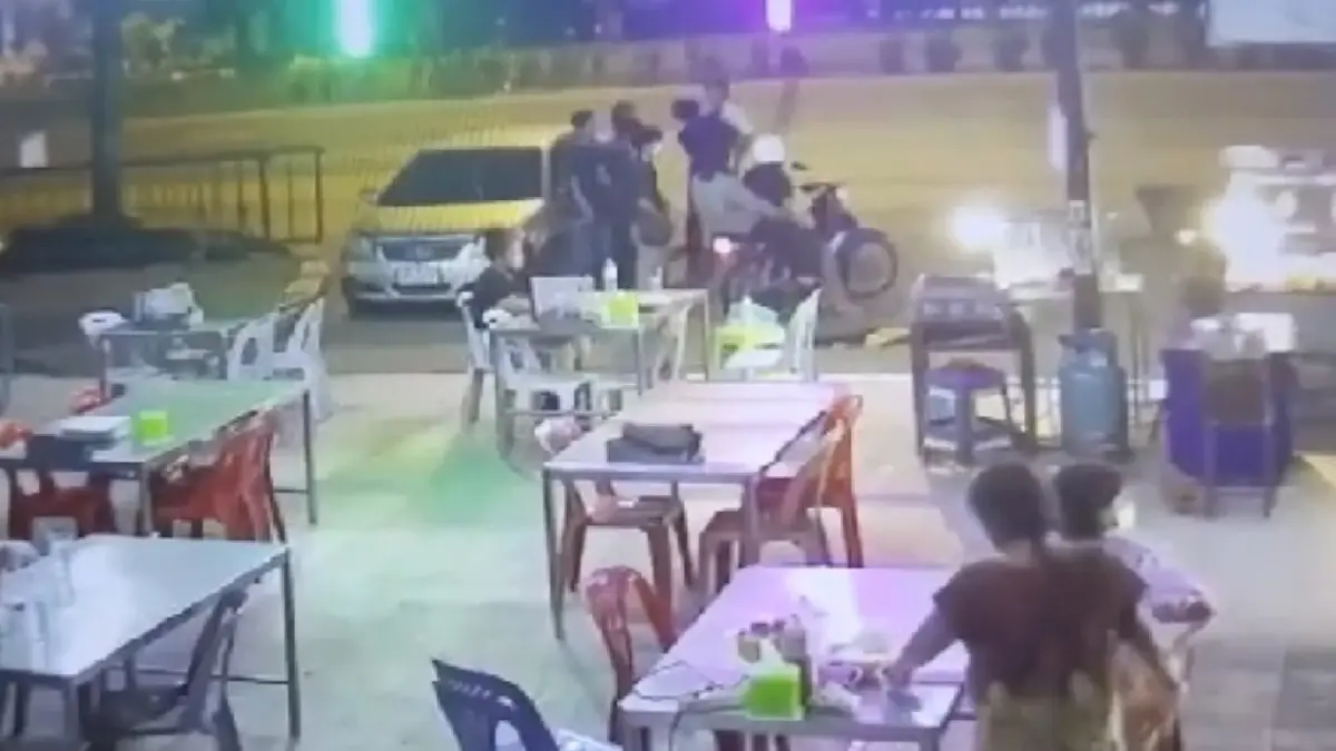 สาวดุแทงหนุ่มชาวลาวดับ ไม่พอใจไปร้านไหนก็เจอ ทั้งที่มากับแฟนแค่ 2 คน