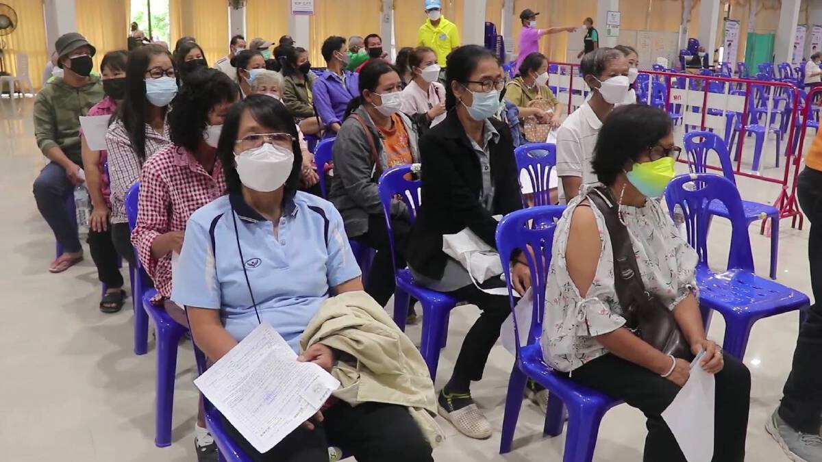 ชาวพะเยาแห่ฉีดวัคซีนสูตรไขว้ซิโนแวค-ไฟเซอร์