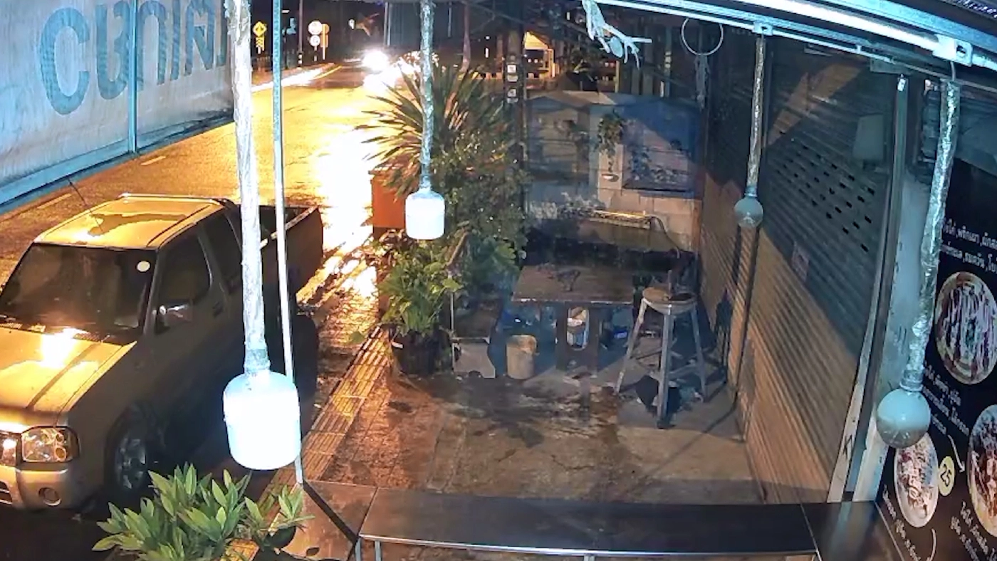 กระบะชนจยย.สยองกลางสี่แยก สาวดับคาที่