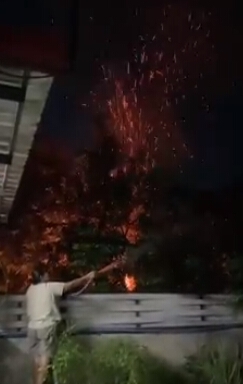 เตือนสติ ! ชาวบ้านโวยเผาใกล้เขตชุมชน เกือบทำไฟไหม้วอดทั้งหลัง
