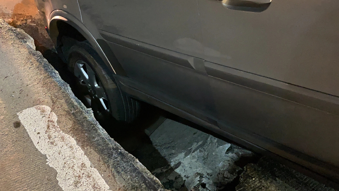 ช็อก ! ถนนจรัญสนิทวงศ์ทรุดตัว ทำรถยนต์-จยย.เสียหาย คนเจ็บอีก 1