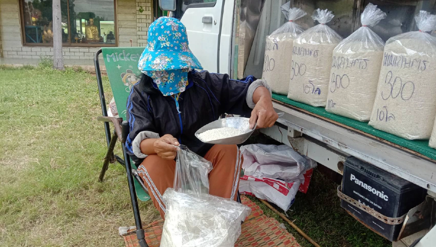 ข้าวเปลือกราคาตก ชาวนาโคราช สีข้าวสารขายเองริมถนน