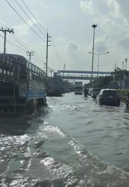 น้ำทะเลหนุนบริเวณถนนสุขุมวิท วัดราษฎร์บำรุง