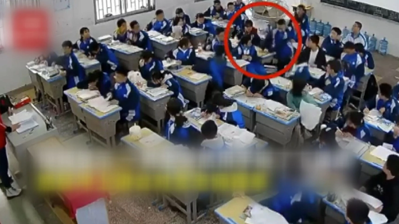 นักเรียนจีนโมโหหิว วิ่งไล่ชกครูปล่อยช้า